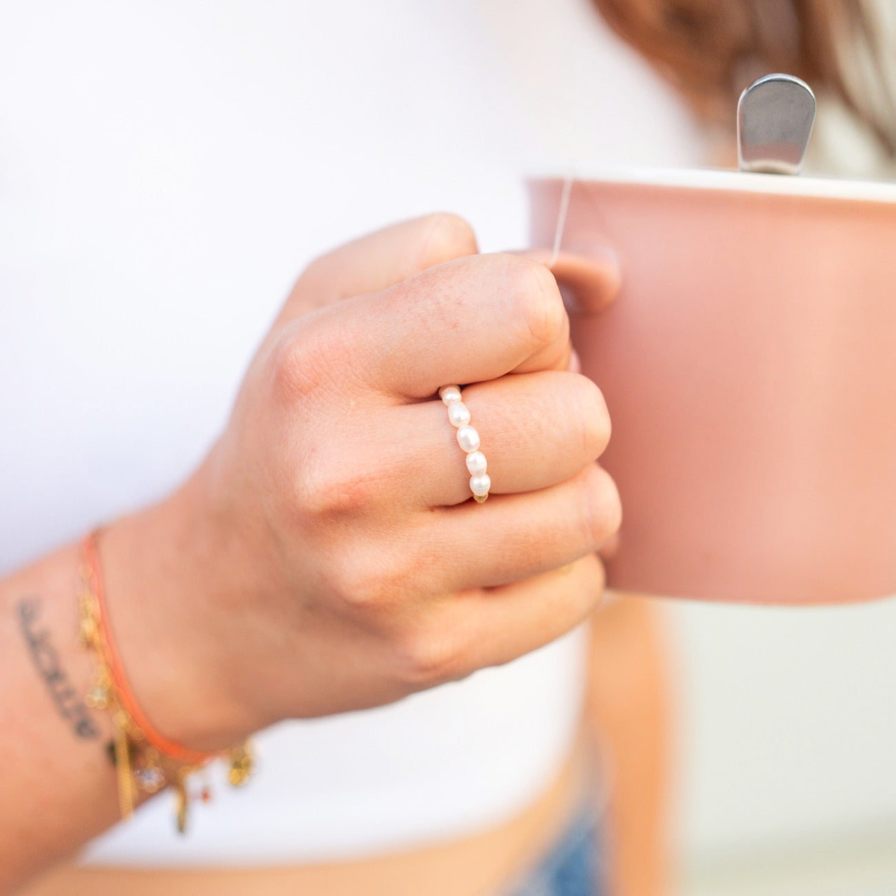 Bague ajustable en or avec perles d'eau douce brillantes.
