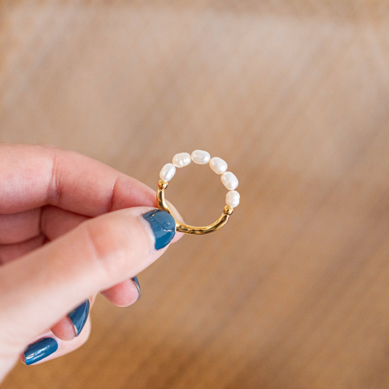Bague ajustable en or avec perles d'eau douce brillantes.