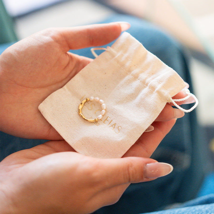 Bague ajustable avec perles blanches et anneau doré