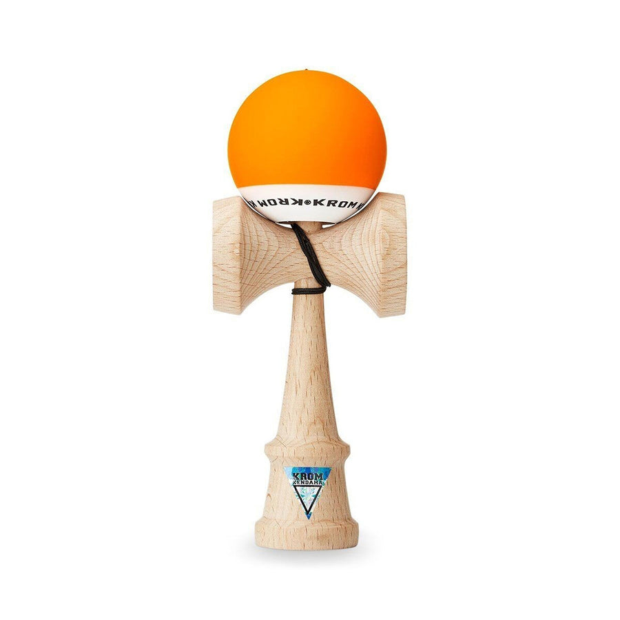 Kendama en bois avec boule en équilibre sur le pic central.