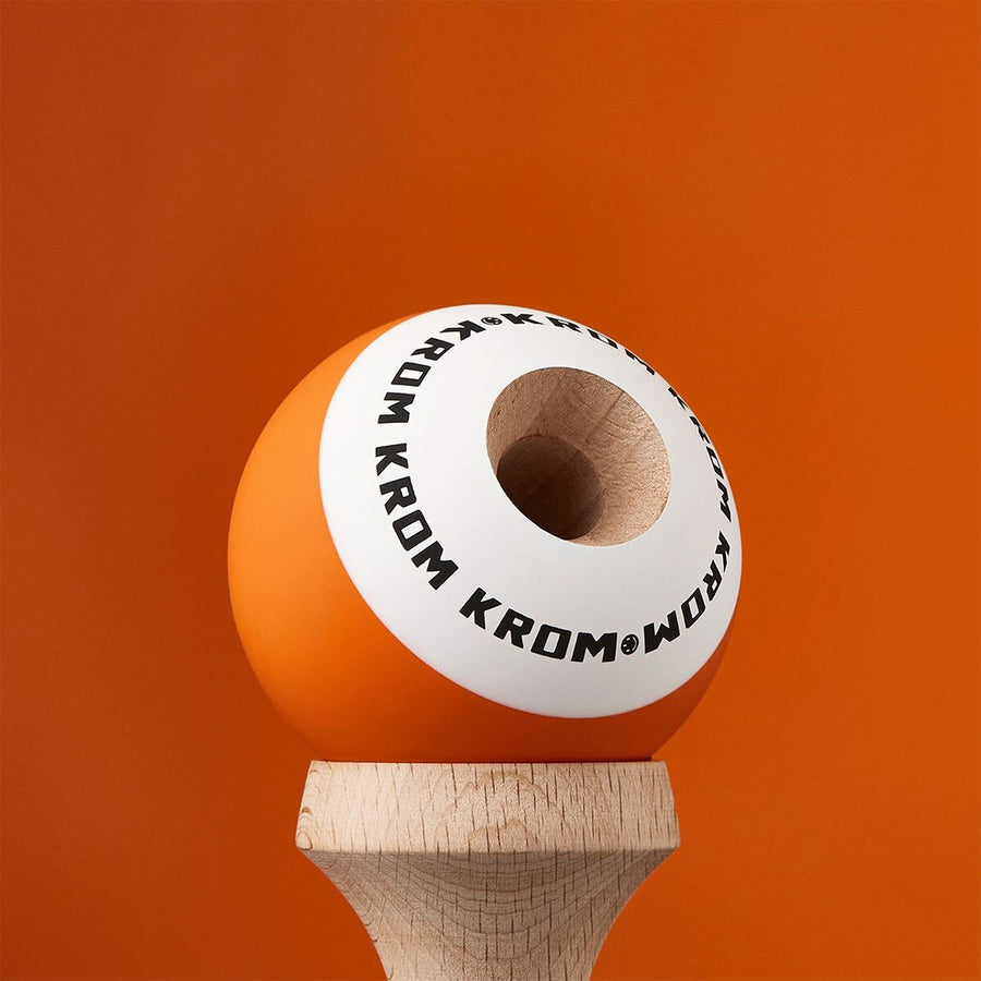 Kendama en bois avec boule en équilibre sur le pic central
