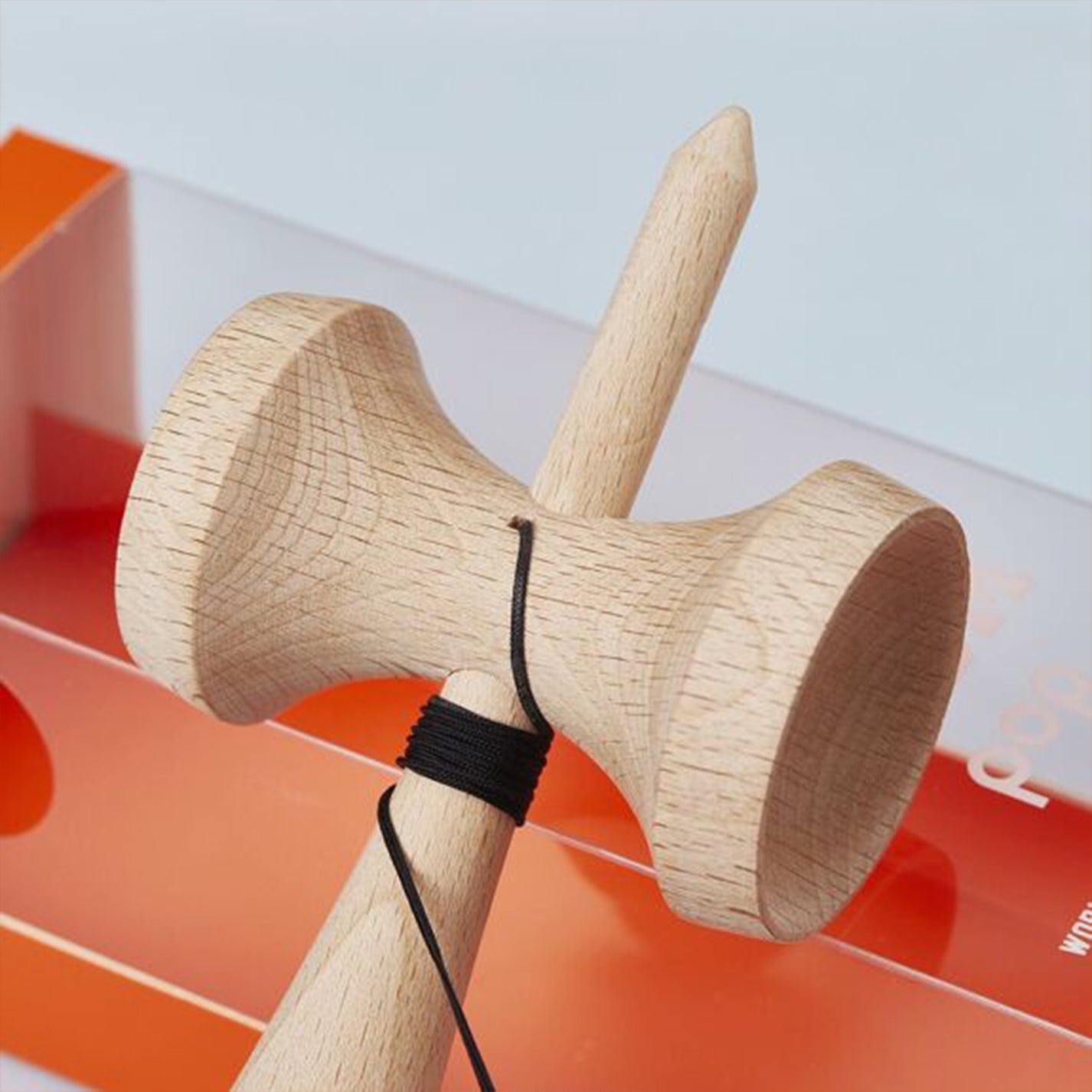 Kendama en bois avec boule en équilibre sur le pic central.