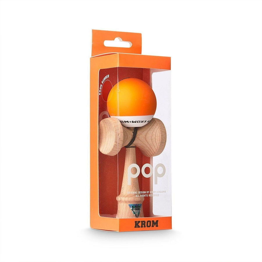 Kendama en bois avec boule en équilibre sur la coupe