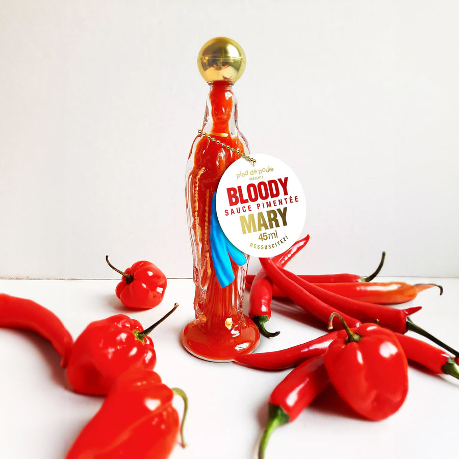 Bouteille de sauce pimentée Bloody Mary avec étiquette colorée.