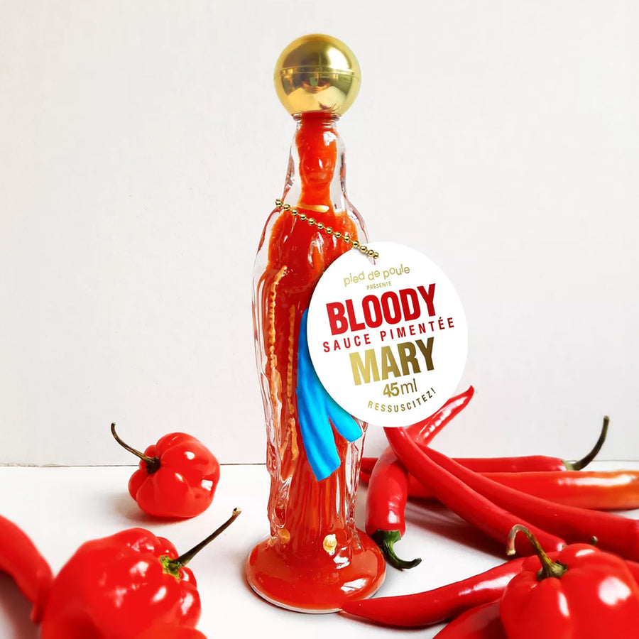 Bouteille de sauce pimentée Bloody Mary avec étiquette colorée.