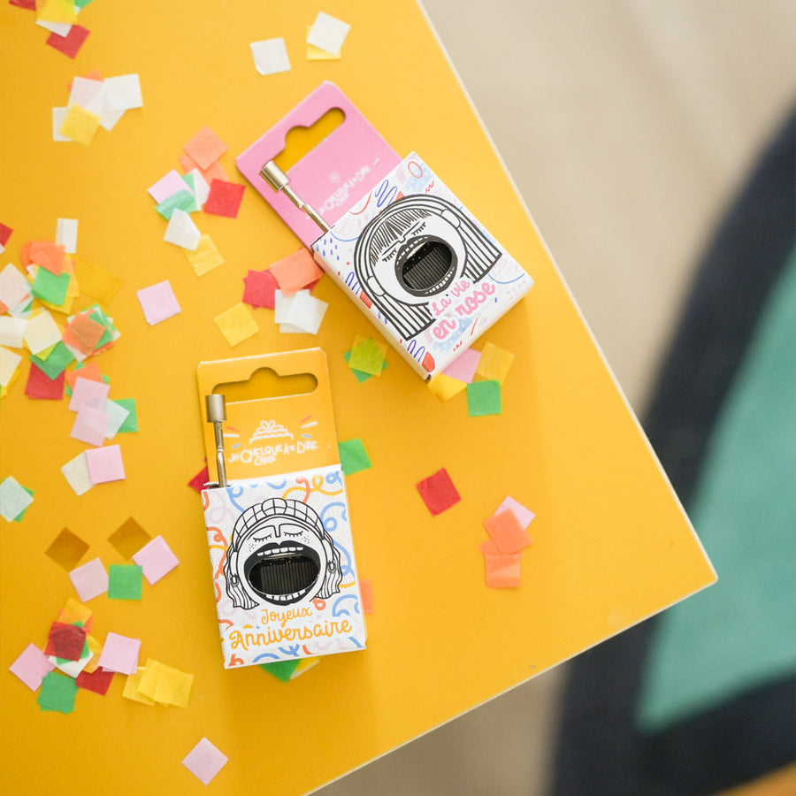 Boîte à musique avec motif de gâteau d'anniversaire coloré.