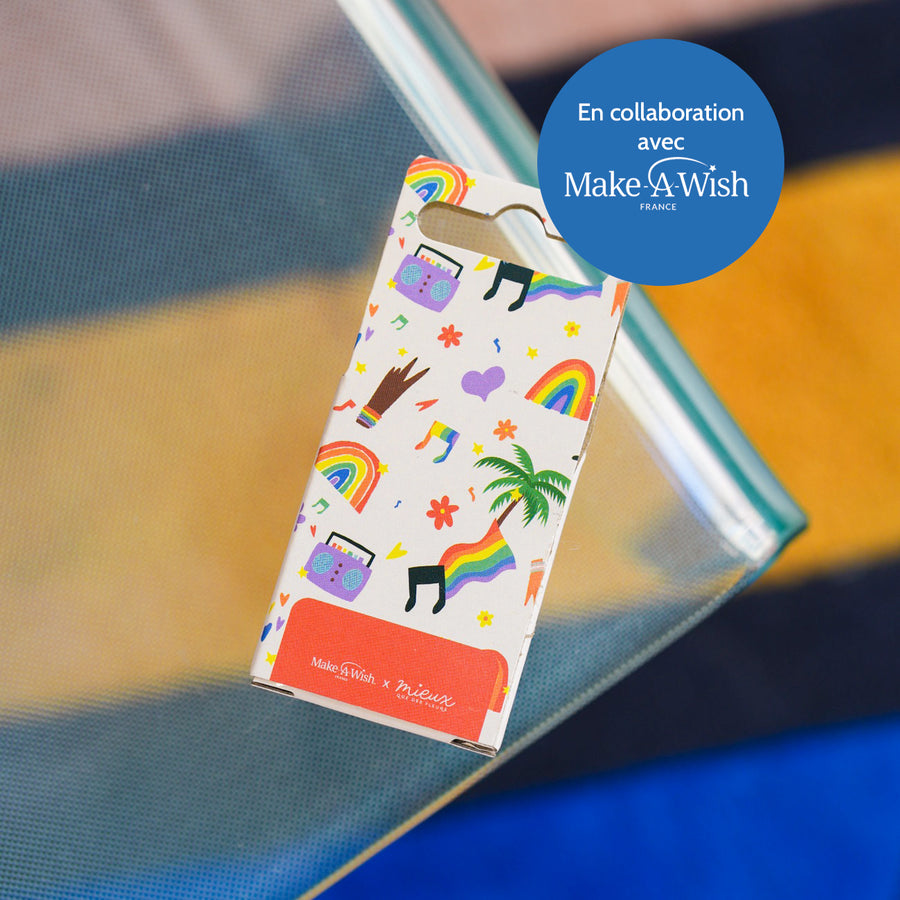 Boîte à musique avec motif coloré et manivelle visible.