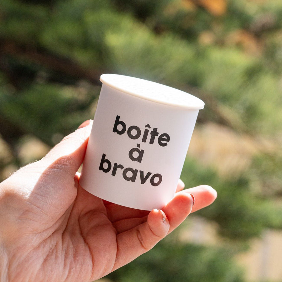Boîte à bravo avec motif coloré et design ludique