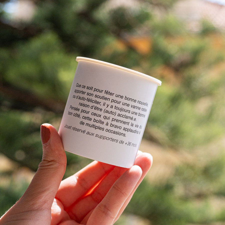 Boîte à bravo vue de côté avec un design coloré et ludique.