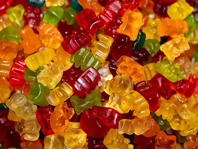 Sachets d'oursons Haribo avec motifs colorés et texture moelleuse.