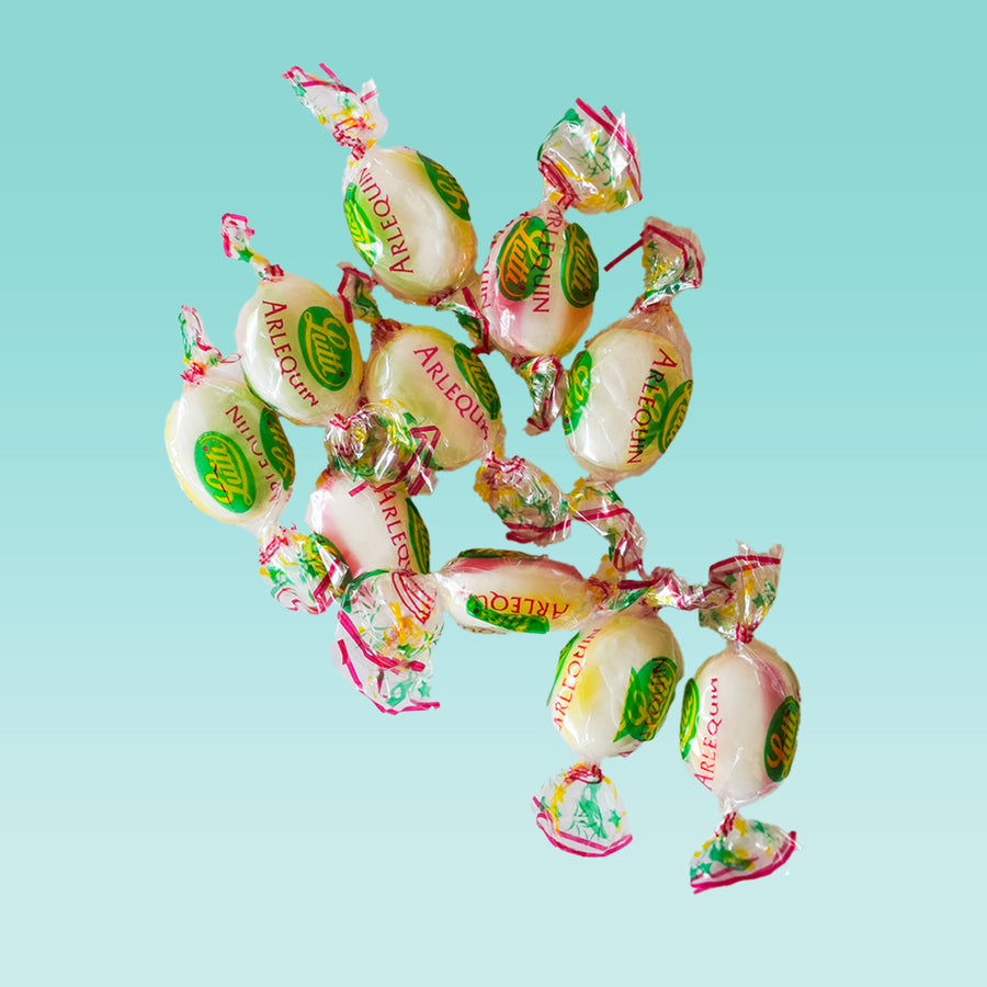 Bonbons Arlequins colorés en forme de petits cubes