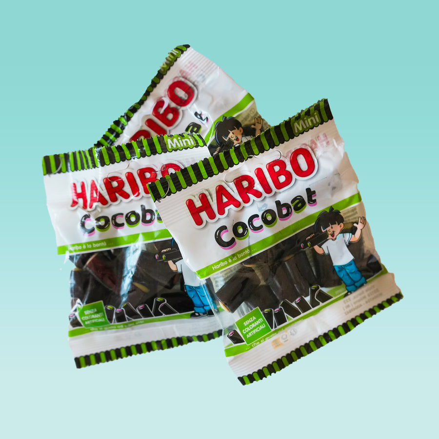 Cinq sachets de bonbons Haribo Cocobat en vue de face.