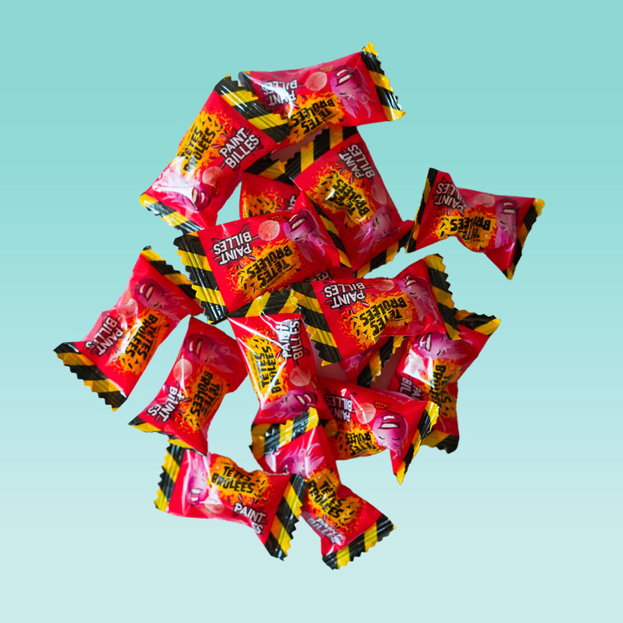 Gros plan sur des têtes brulées fraises, texture brillante et colorée.