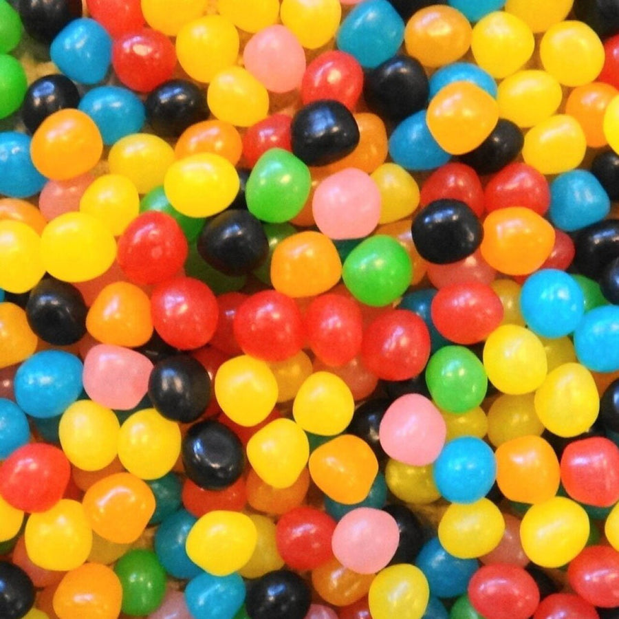 Cinq sachets de Dragibus en vue rapprochée sur une piñata.