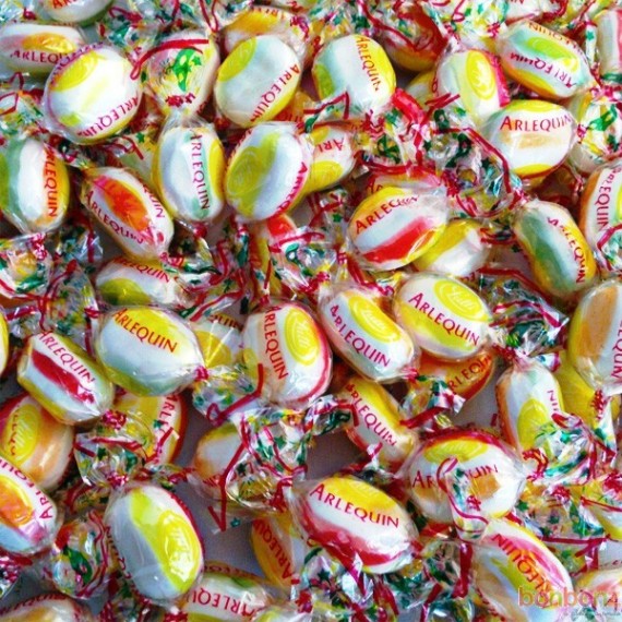 Assortiment de bonbons Arlequins colorés en gros plan