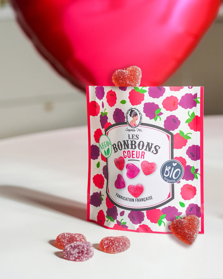 Sachet de bonbons en forme de cœur, texture brillante et colorée.