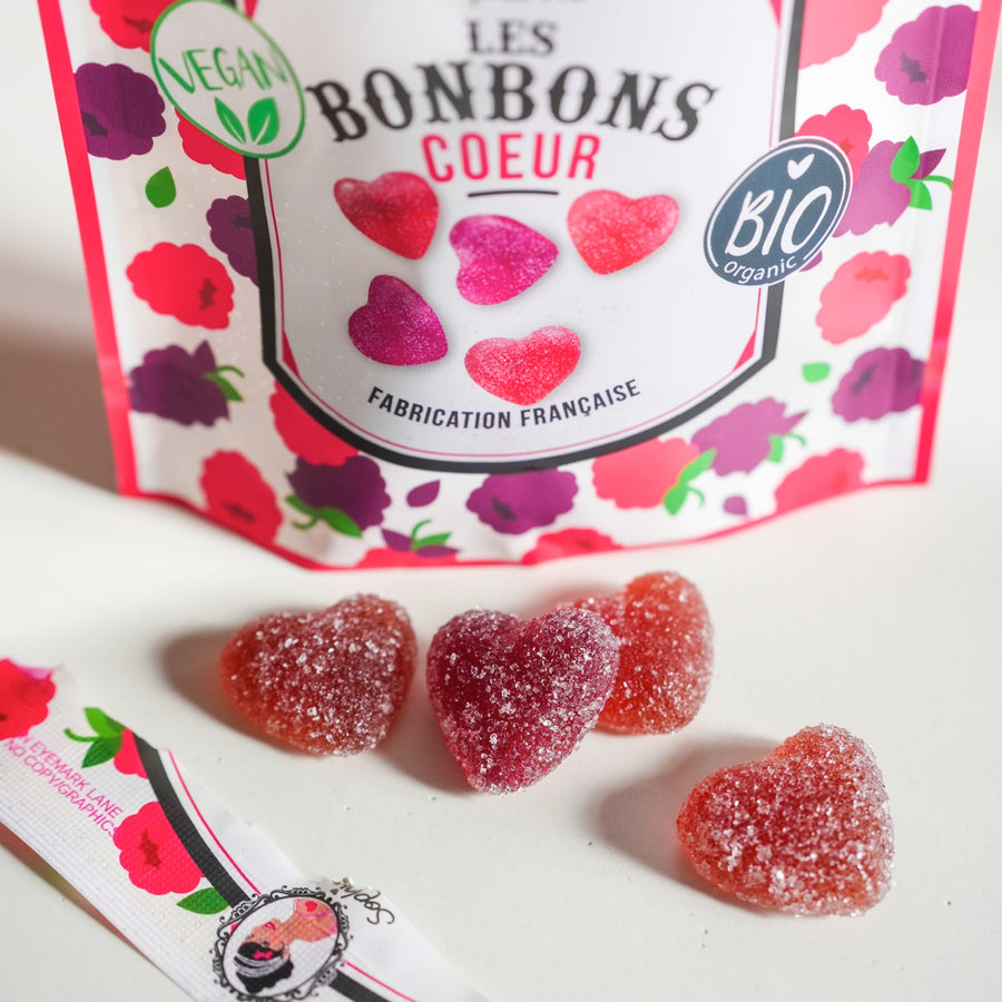 Sachet de bonbons en forme de cœur sur fond blanc