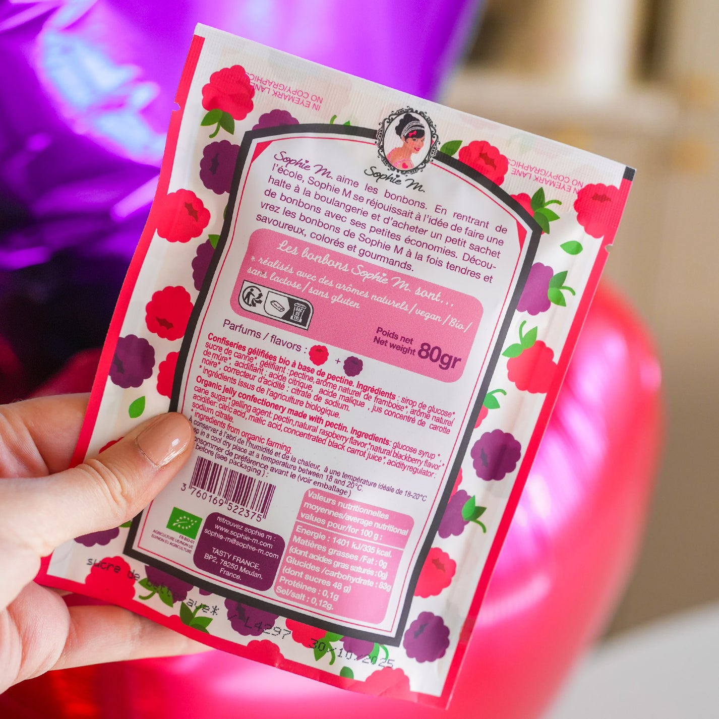 Sachet de bonbons en forme de cœur sur fond blanc