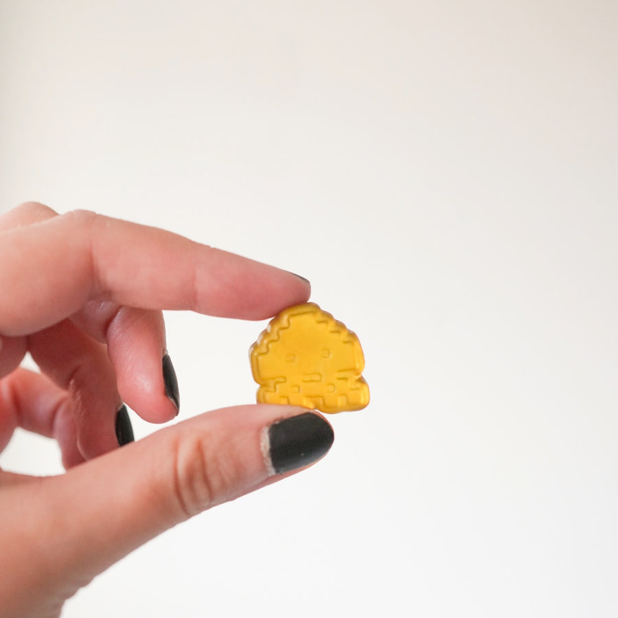 Bonbons Space Invaders en forme d'aliens colorés sur fond clair.