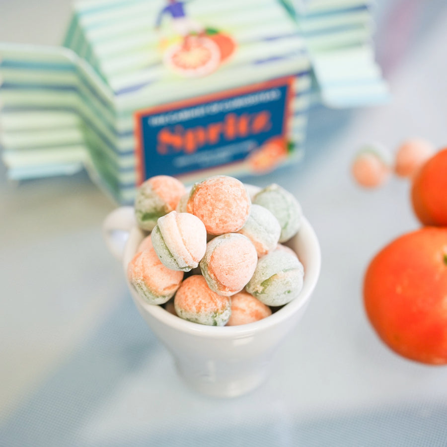 Bonbons Orange Spritz en gros plan, texture brillante et colorée.