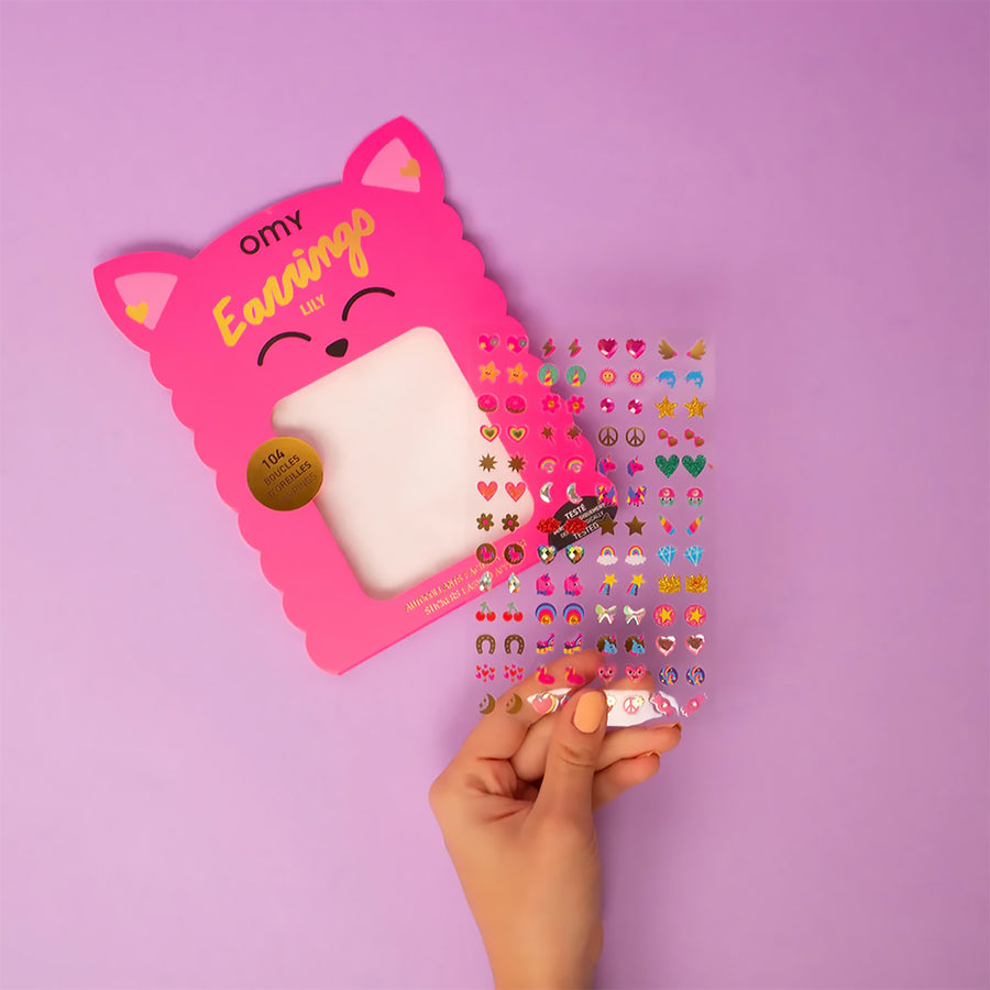 Boucles d'oreilles autocollantes en forme de cœur, vue de près.