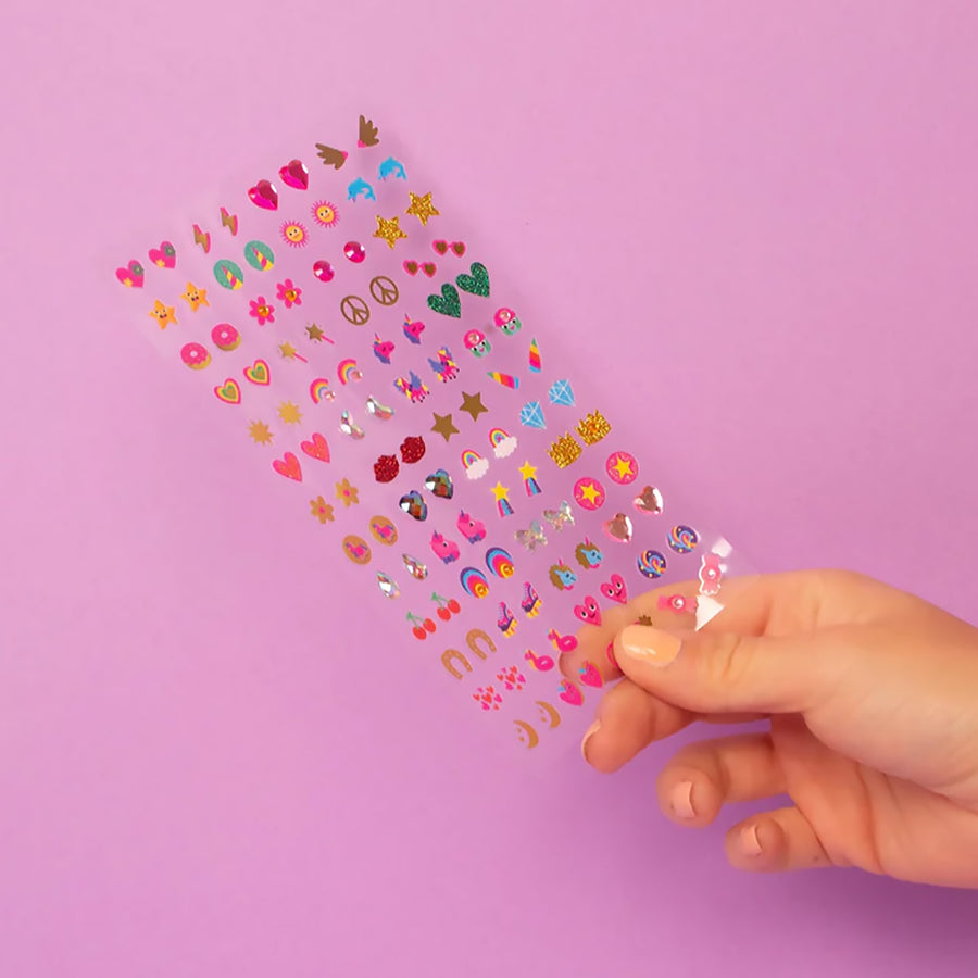 Boucles d'oreilles autocollantes en forme de cœur, vue de près.