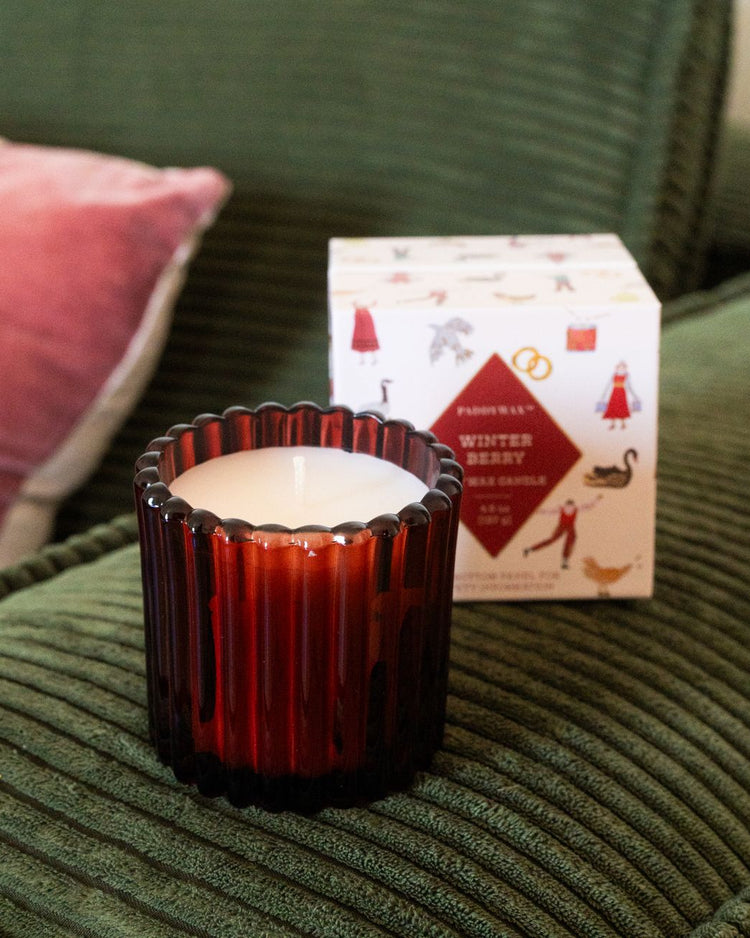 Bougie Winter Berry avec bonhomme pain d'épices en relief