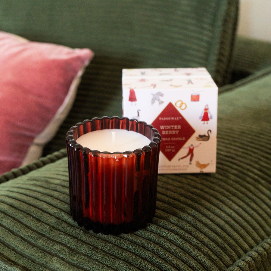 Bougie Winter Berry avec bonhomme pain d'épices en relief