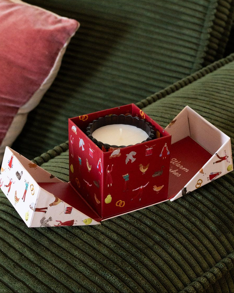 Bougie Winter Berry avec bonhomme pain d'épices en relief