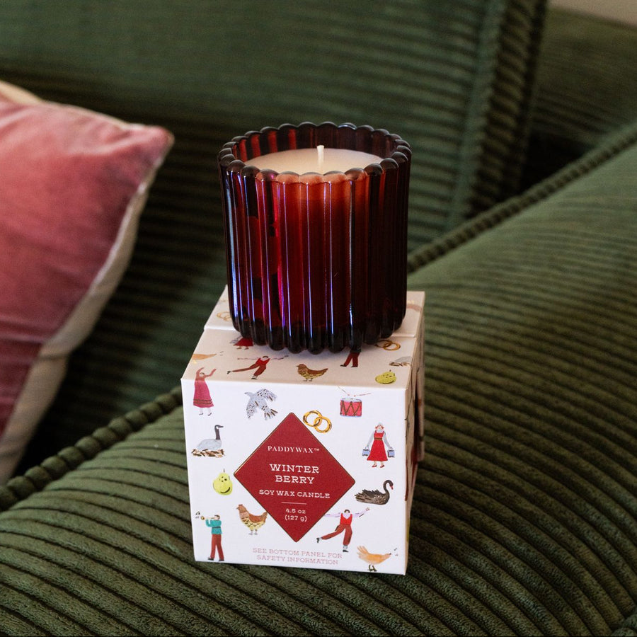 Bougie Winter Berry avec bonhomme pain d'épices en relief