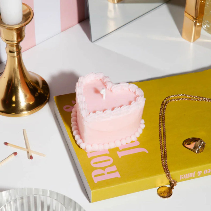 Bougie rose en forme de gâteau avec détails en relief