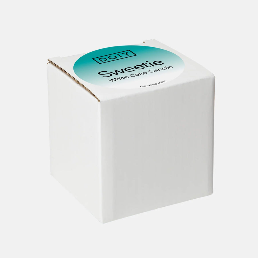 Bougie rose en forme de gâteau avec détails réalistes