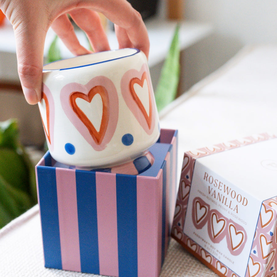 Bougie en céramique peinte à la main avec motifs en cœur.