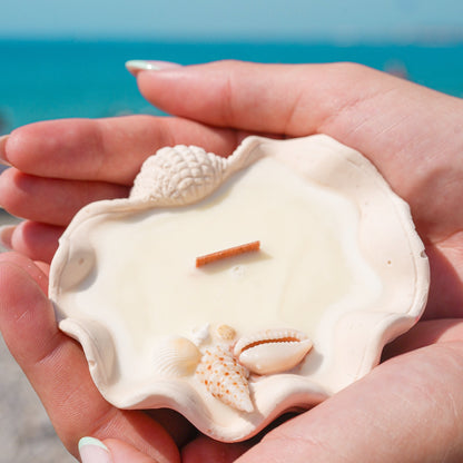 Une bougie monoï dans un coquillage