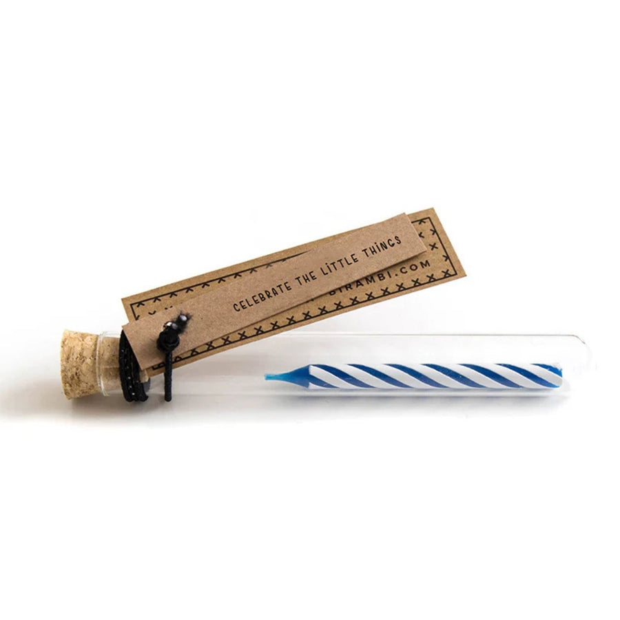 Tube à essai transparent avec bougie d'anniversaire à l'intérieur
