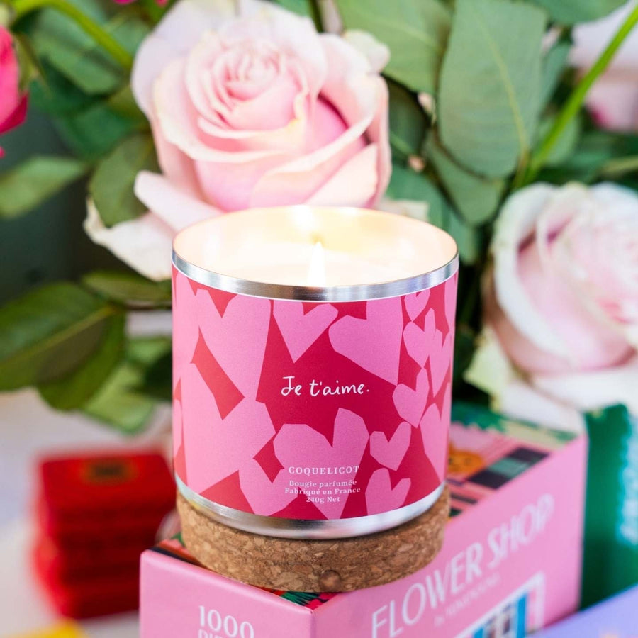 Bougie Coquelicot avec inscription 'Je t'aime' en gros plan
