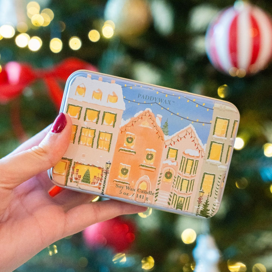 Bougie de Noël avec motif festif et flamme chaleureuse