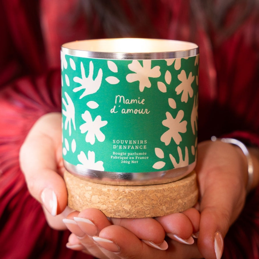 Bougie Mamie d'Amour avec étiquette vintage et flamme douce