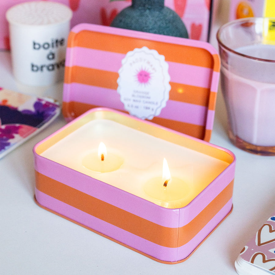 Bougie Orange Blossom avec rayures orange et rose, deux mèches.