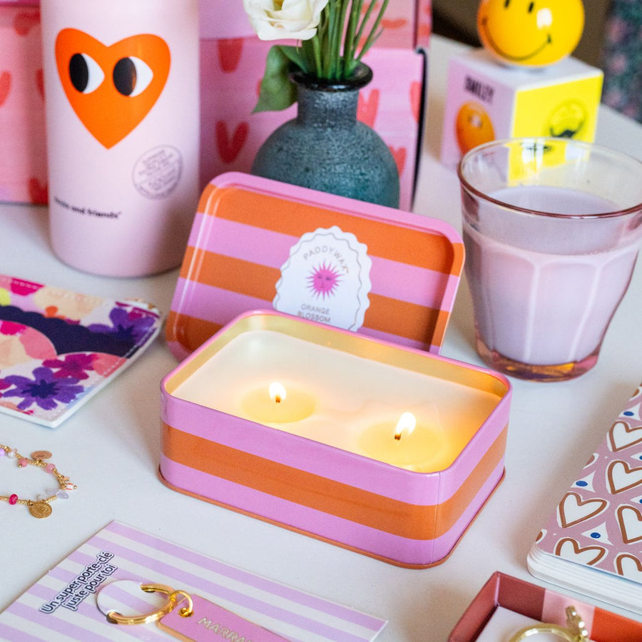 Bougie à 2 mèches avec rayures orange et rose, motif soleil