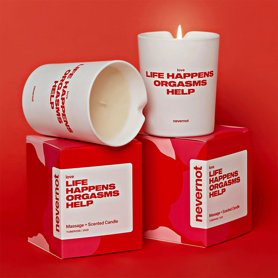 Bougie de massage parfumée 'LOVE' avec texture lisse et élégante.