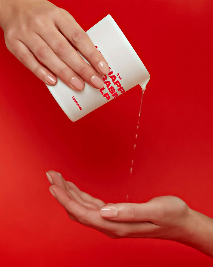 Bougie de massage parfumée 'LOVE' avec texture lisse et fond clair.