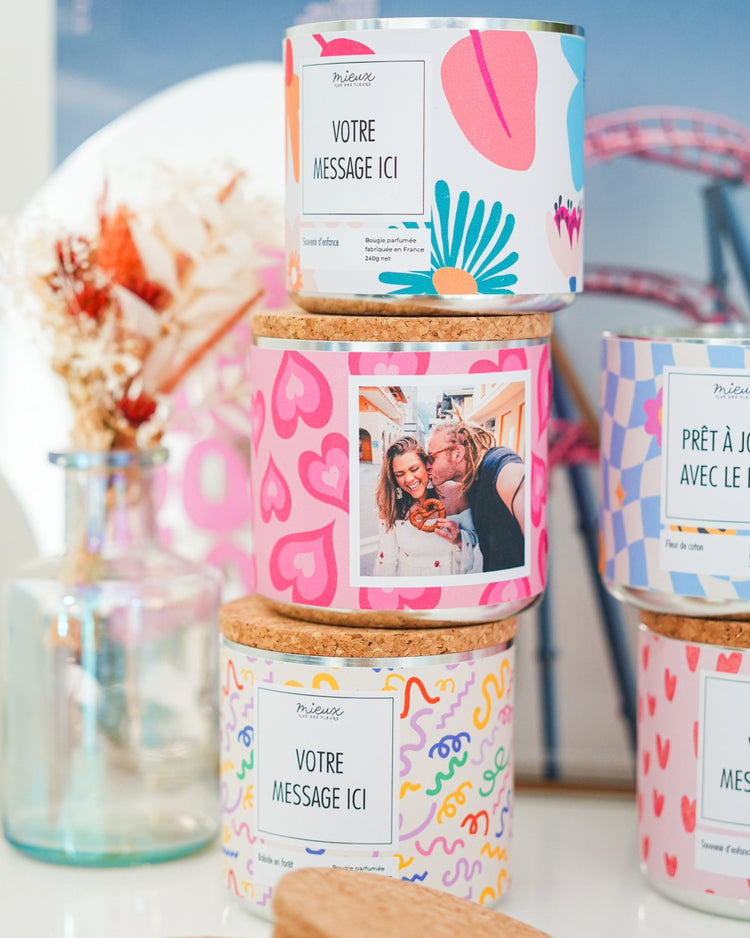 Bougie personnalisée avec photo, vue de face, étiquette visible.