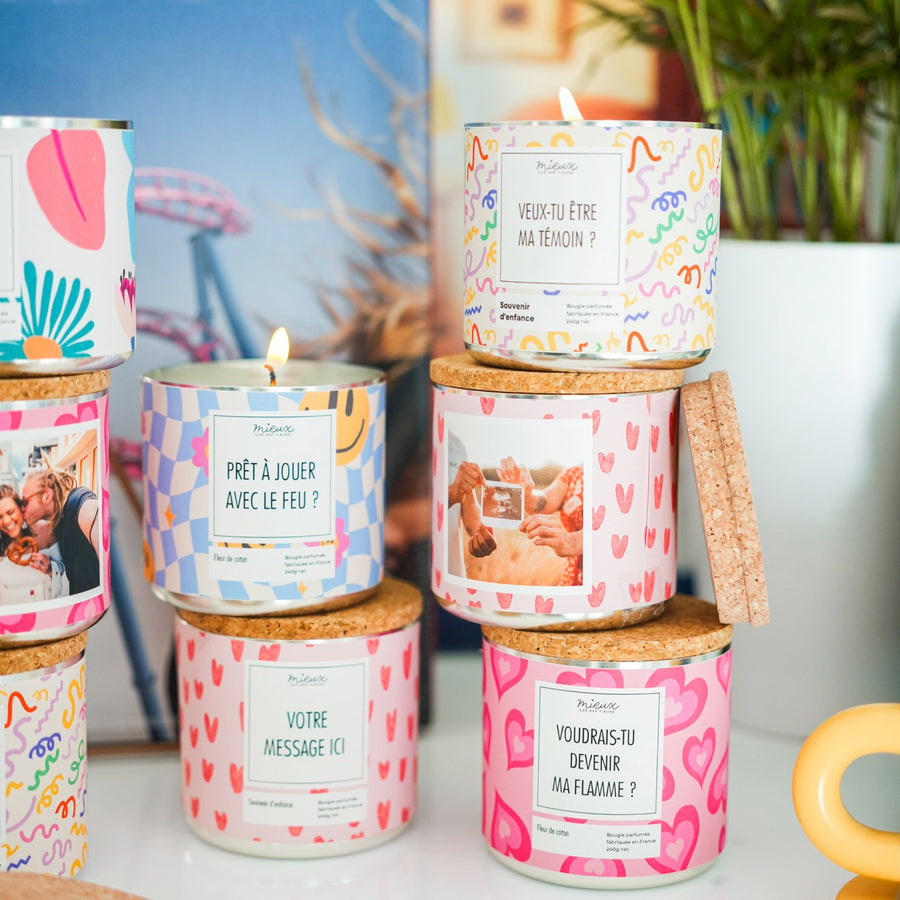 Bougie personnalisée avec photo, vue de face et étiquette colorée.