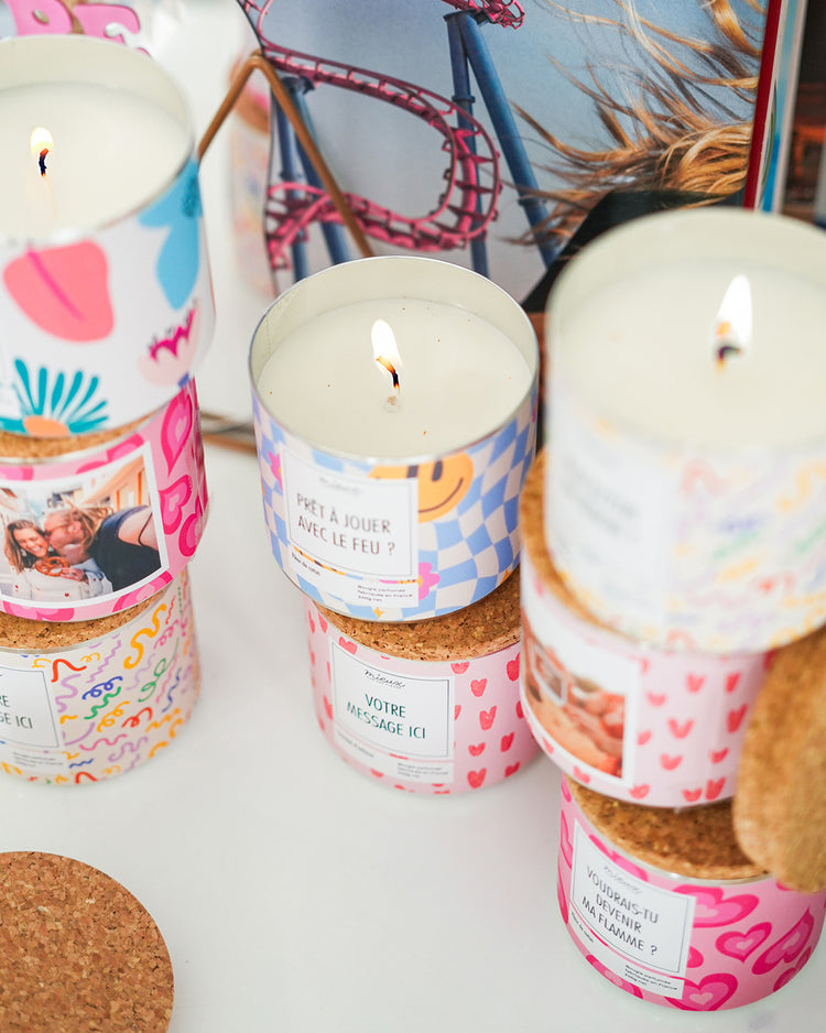 Bougie personnalisée avec photo, vue de face, étiquette colorée.