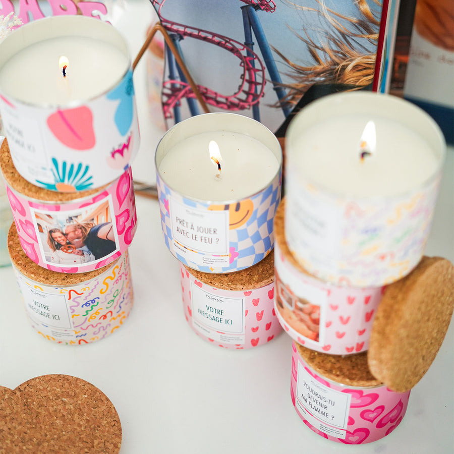 Bougie personnalisée avec photo, vue de face, étiquette colorée.