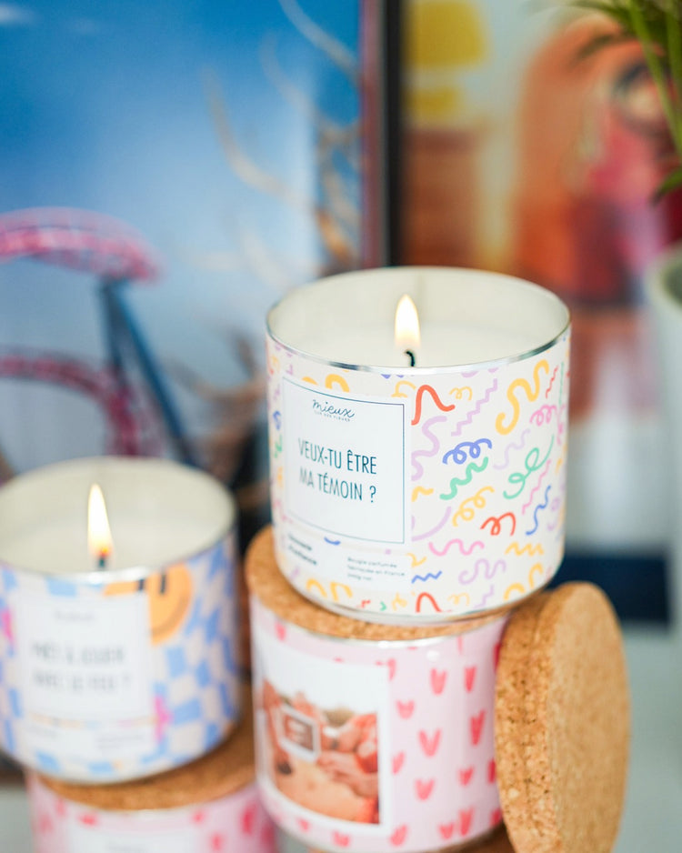 Bougie personnalisée avec photo, vue de face, étiquette visible.
