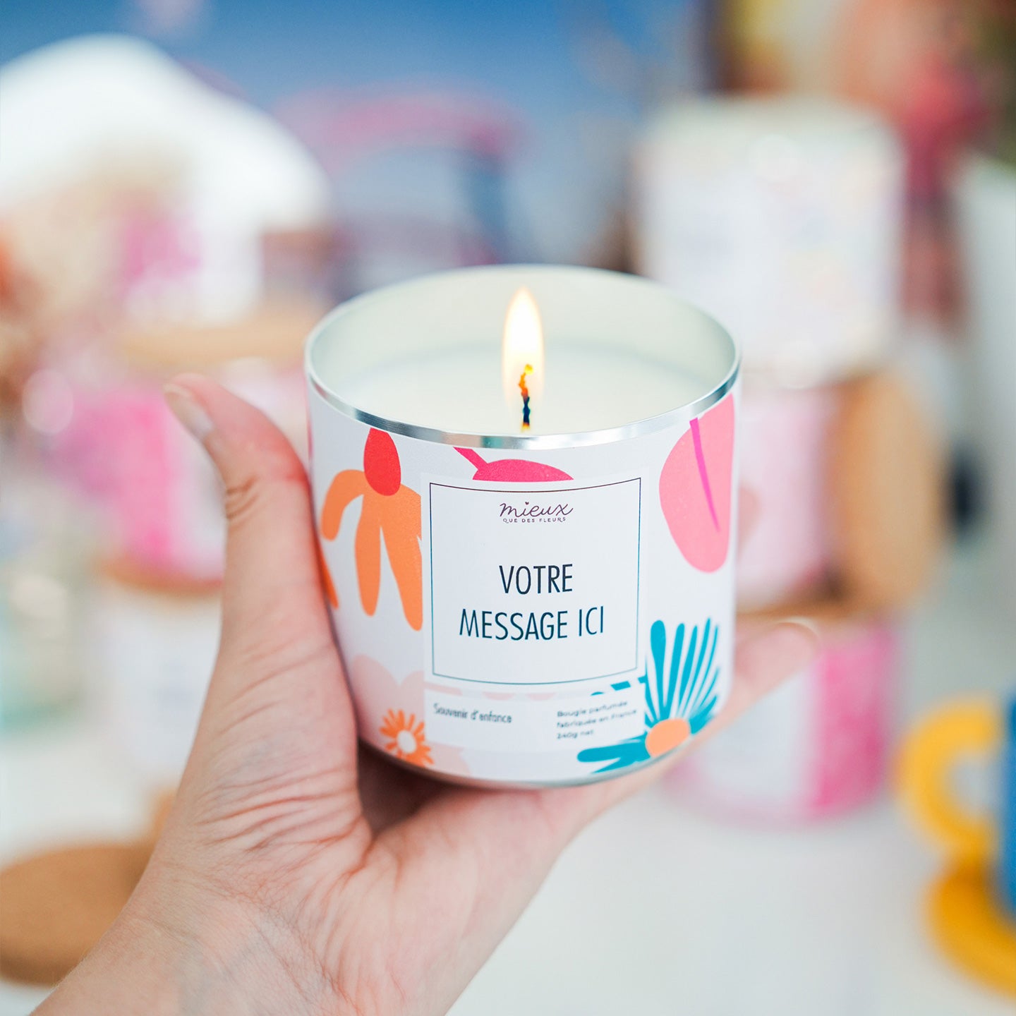 Bougie personnalisée avec photo, vue de face, étiquette colorée.