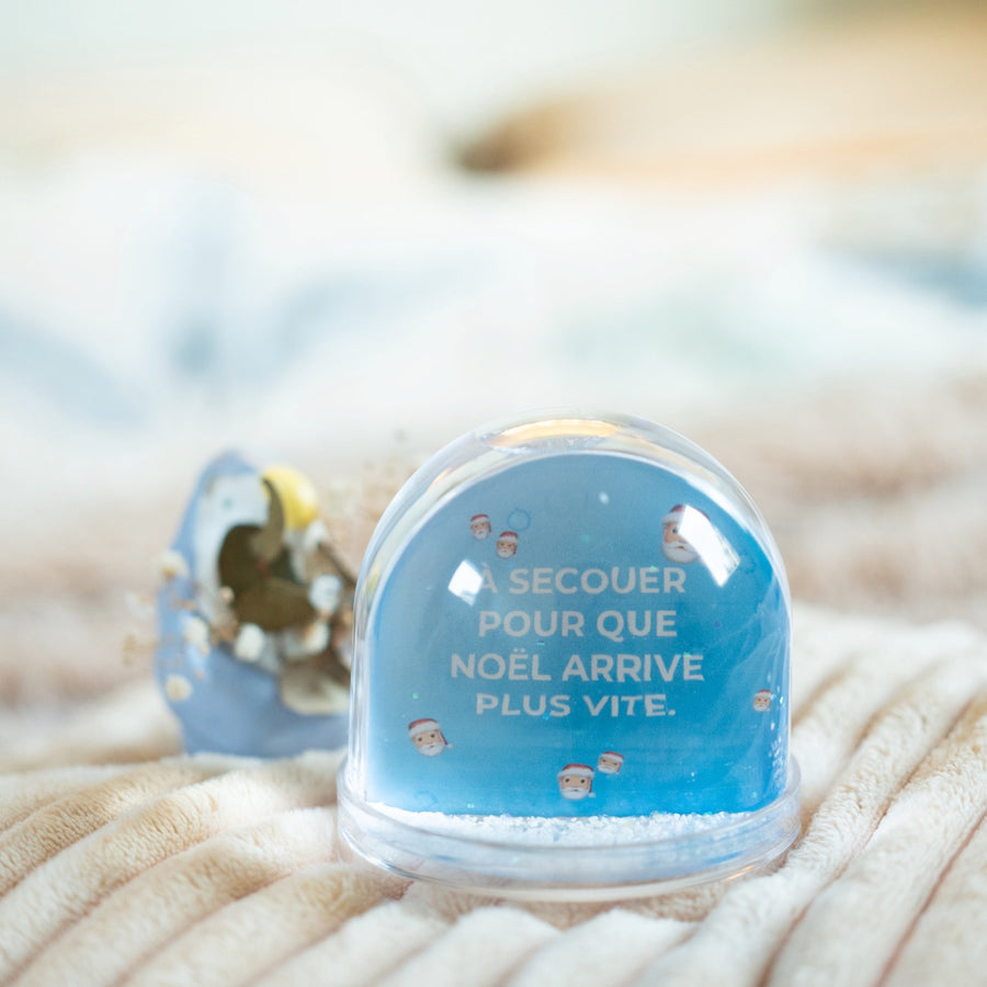 Boule à neige avec flocons scintillants en mouvement