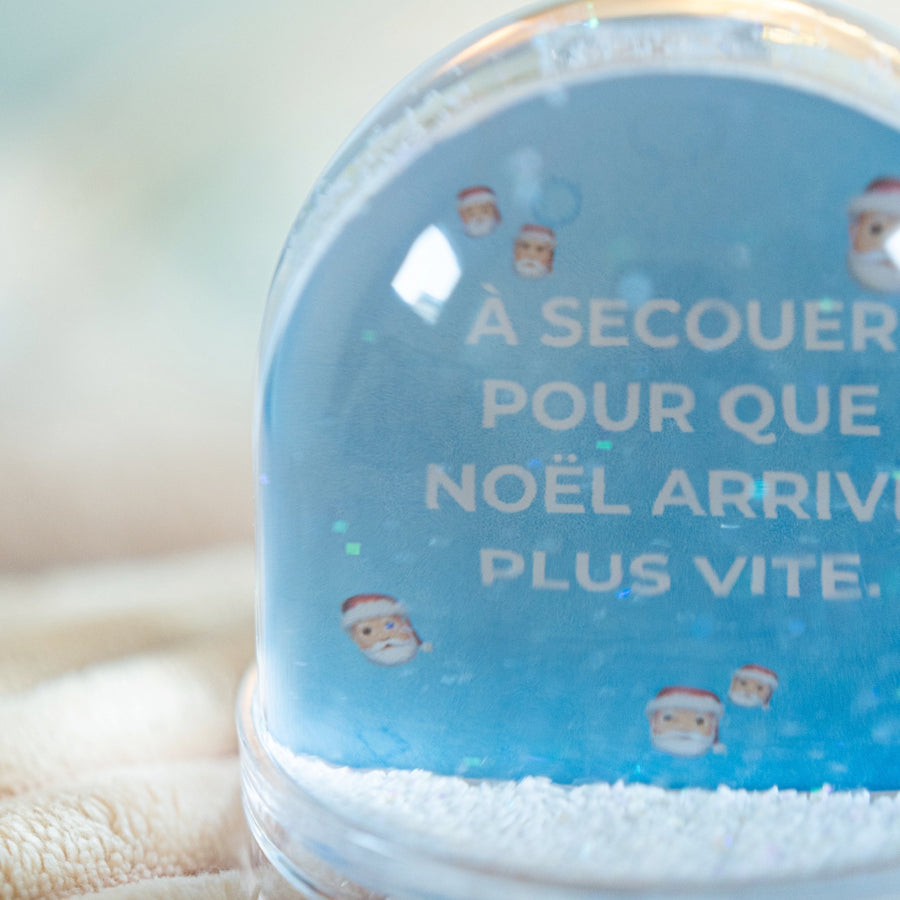 Boule à neige avec flocons scintillants en gros plan